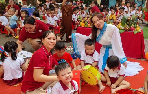 Bé vui hội trăng rằm năm 2023