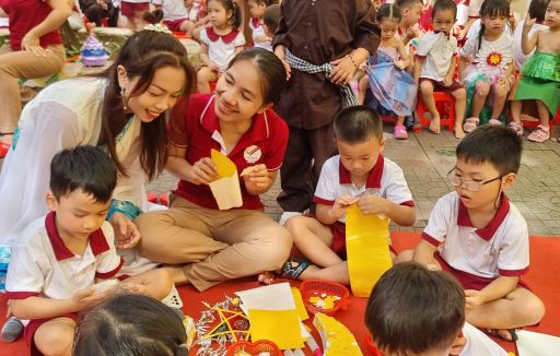 Bé vui hội trăng rằm năm 2023