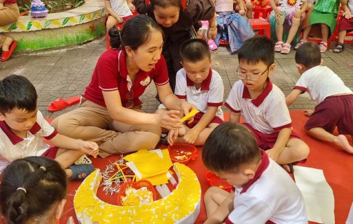 Bé vui hội trăng rằm năm 2023