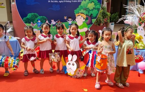 Bé vui hội trăng rằm năm 2023