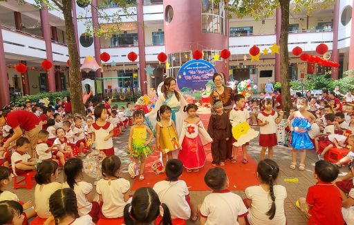 Bé vui hội trăng rằm năm 2023