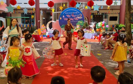 Bé vui hội trăng rằm năm 2023