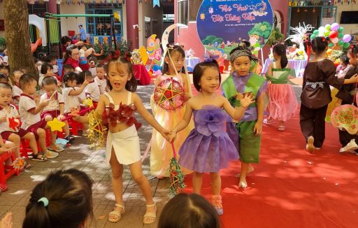 Bé vui hội trăng rằm năm 2023