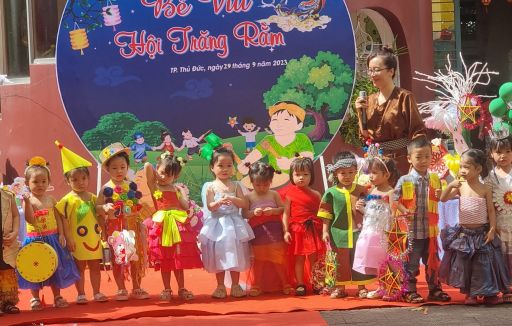 Bé vui hội trăng rằm năm 2023