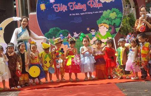 Bé vui hội trăng rằm năm 2023