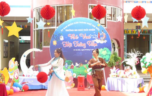 Bé vui hội trăng rằm năm 2023