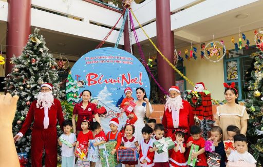 Bé vui Noel năm 2023