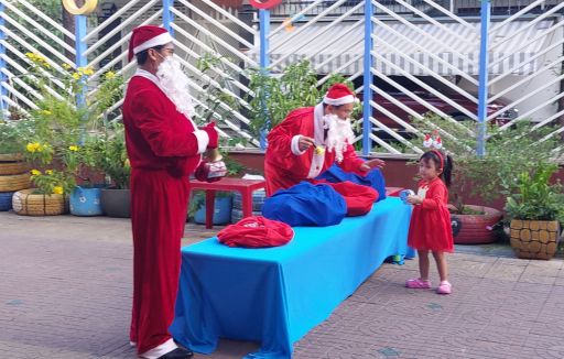Bé vui Noel năm 2023