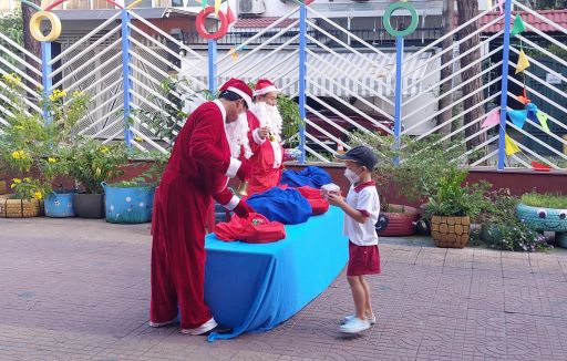 Bé vui Noel năm 2023