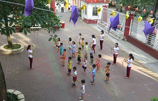 Bé cùng cô tập thể dục buổi sáng