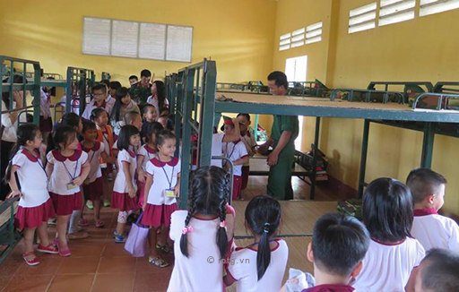 Bé giao lưu với các chú Bộ Đội