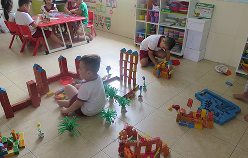 Bé học xếp hình