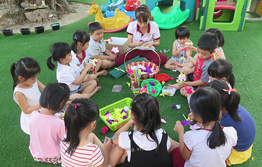 Bé làm thiệp tặng cô mừng ngày 8.3.2019