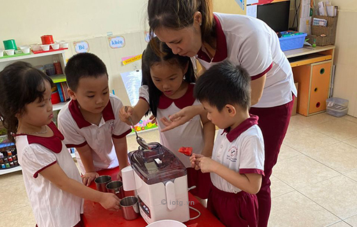 Bé lớp chồi (4 - 5 tuổi) tập làm nước ép trái cây