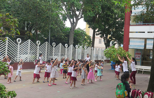 Bé Múa dân vũ dưới sân trường bài Rửa tay
