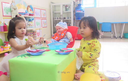 Bé tập chăm sóc em bé