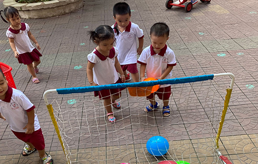 Bé tập đá bóng