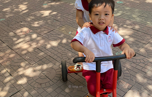 Bé tập đi xe đạp