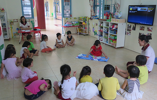 Bé tập gấp quần áo, gấp chăn (3 - 4 tuổi)