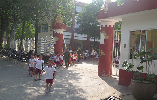 Bé tập hành quân