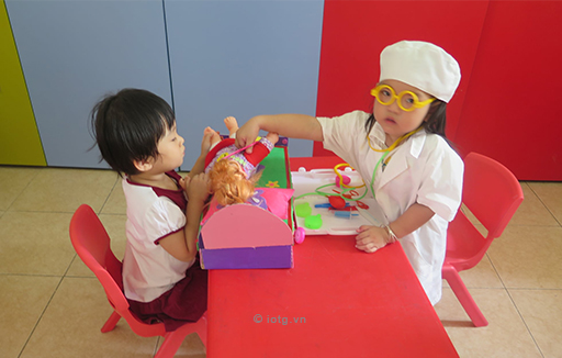 Bé tập làm Bác Sĩ