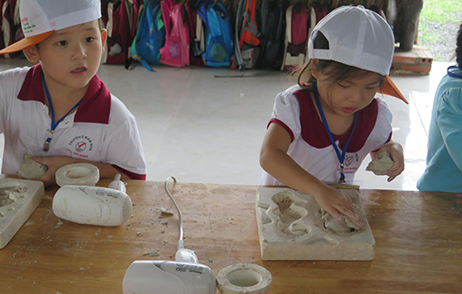 Bé tập làm bánh tại nông trại KDL sinh thái BCR