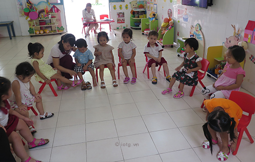 Bé tập mang dép (25 - 36 tháng)