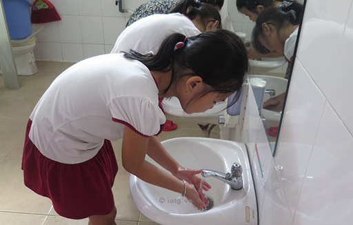 Các bé lớp lá thực hành rửa tay lau mặt