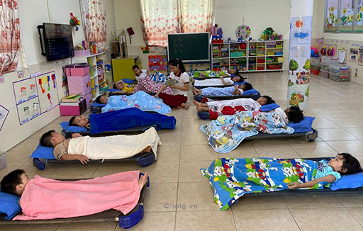 Các bé ngủ trưa
