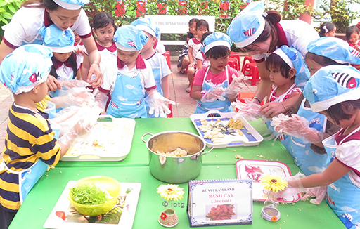 Chuẩn bị mặc đồ bảo hộ trước khi làm bánh