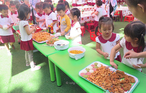 Giờ ăn của lớp lá (5 - 6 tuổi)