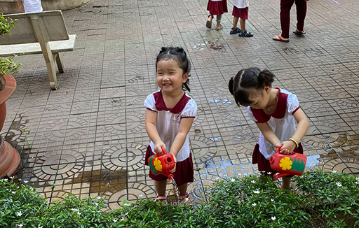 Lớp mầm (3 - 4 tuổi) tưới nước cho cây ở khuôn viên trường